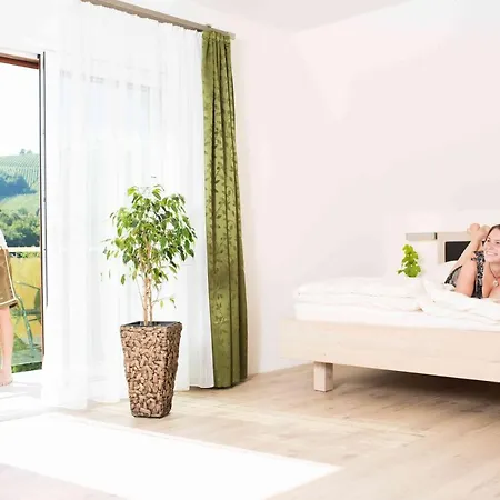 منزل ريفي Weingut-gaestezimmer Uhl *